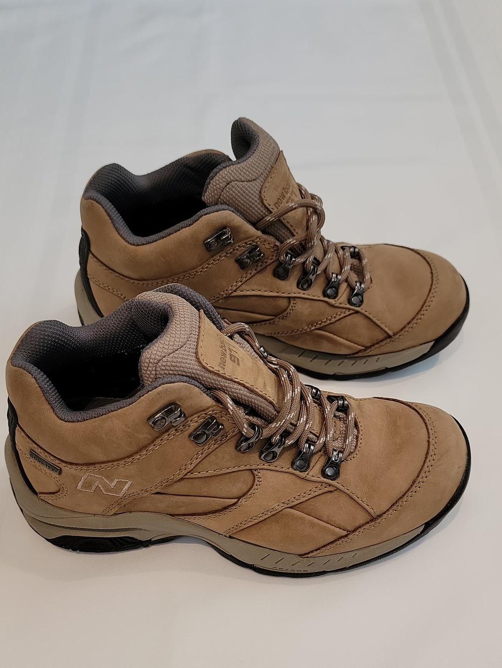 New Balance Women's Tan 977  Hiking Boots Sz: 6.5 - Picture 2 of 6